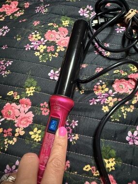 NuMe Black Barrel Curling Wand with Pink Handle